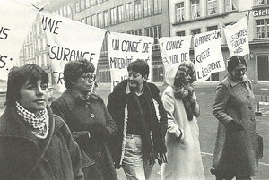 Foto di Ruth Dreifuss a una manifestazione per il congedo maternità.