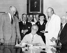 Il presidente americano Franklin D. Roosevelt firma il Social Security Act, 14 agosto 1935. Social Security Agency (Internet).