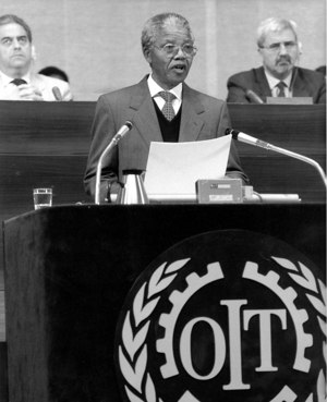 Nelson Mandela durante il 77. congresso internazionale di lavoro, Ginevra, l' 8. giugno 1990.