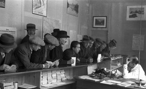 Ufficio del Lavoro della città di Zurigo (Flössergasse) 1931: Disoccupati in una coda. Fonte: Archivio sociale svizzero, Zurigo, F 5092-Na-001.