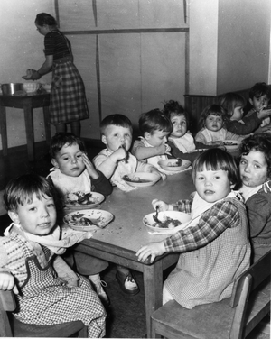 Album fotografico “Il cinquantesimo anniversario dell’asilo nido Neustadtgasse a Zurigo”, 1956.