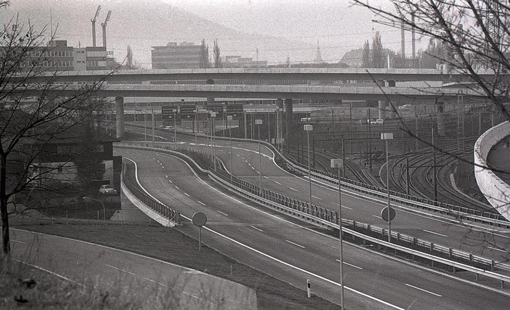 Autostrada deserta: domenica senz’auto, 23 novembre 1973, fotografia di Rolf Widmer. RBA3-2_10461_2 © StAAG / RBA.