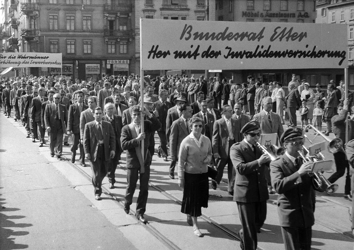 Corteo del 1° maggio: manifestazione con musicisti e uno striscione. Fonte: Archivio sociale svizzero, Zurigo, F_5047-Fb-054.