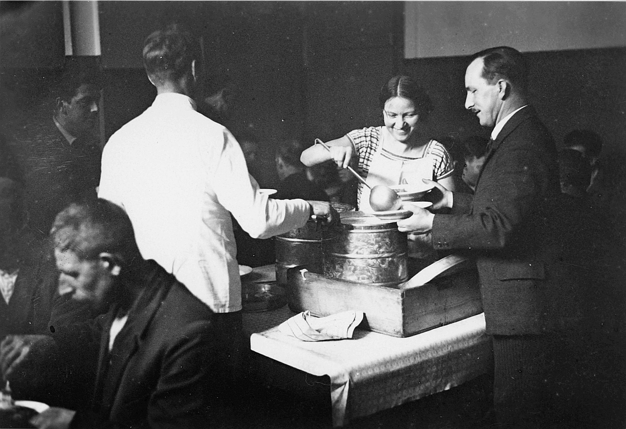 50 disoccupati affamati vengono sfamati presso l’ufficio di collocamento comunale di Berna, ca. 1933, autore/autrice sconosciuto/a, Archivio sociale svizzero: F 5096-Fx-001