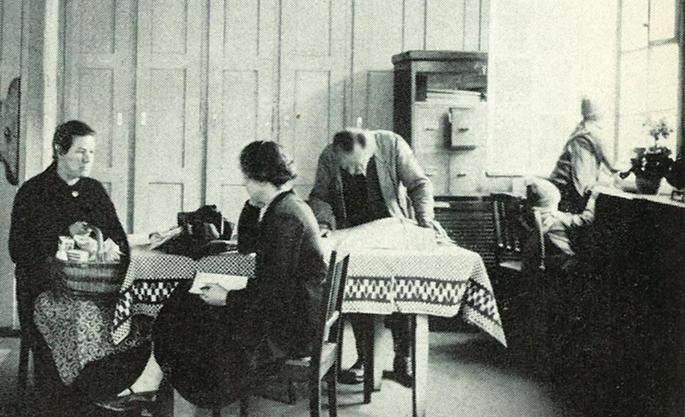 Visit by a social worker. Emma Steiger, Geschichte der Frauenarbeit in Zürich, Zürich 1964.