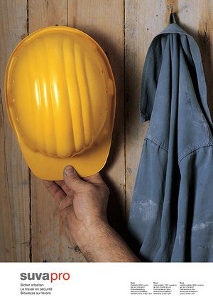 Manifesto della SUVA per la prevenzione degli incidenti, in favore dell’utilizzo del casco, 1977. Fonte: SUVA, Lucerna.