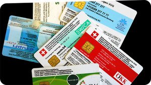 Tesserae svizzera d’assicurazione malattie di offerenti diversi. Fonte: http://www.radiofm1.ch/mediathek/at/12682 [11.02.2014].