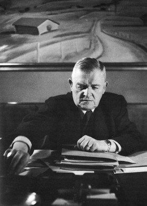 Il consigliere federale Walther Stampfli nel suo ufficio. Fonte: Associated Press.