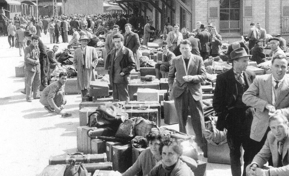 Lavoratori immigrati italiani alla stazione di Briga, anni 1950, fotografia di Hermann Freytag. Ernst Halter (Hg.), Das Jahrhundert der Italiener, Zürich 2003, Copyright Ringier Dokumentation.