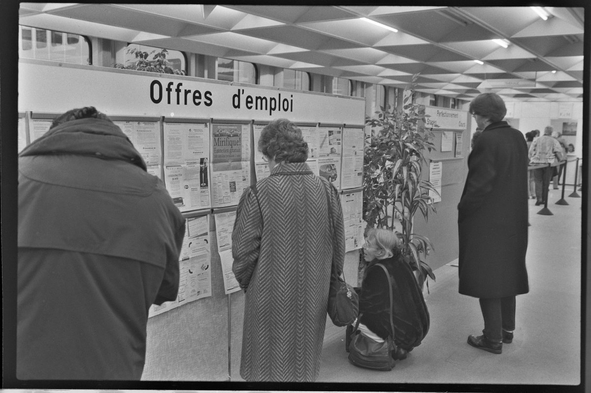Uomini e donne disoccupati davanti a una bacheca con offerte di lavoro. Agenzia fotografica ASL Actualités Suisses Lausanne (1954–1999). Datato novembre 1993. 2,4 × 3,6 cm. Museo nazionale svizzero.