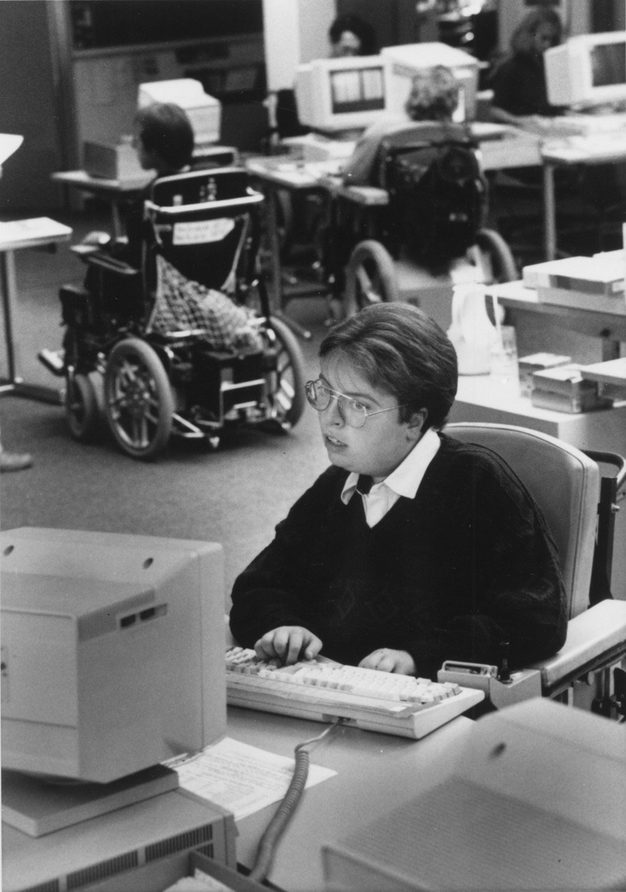 Una persona con disabilità al lavoro. Fonte: Archivio sociale svizzero, Zurigo, Sozarch_F_5032-Fb-0723.