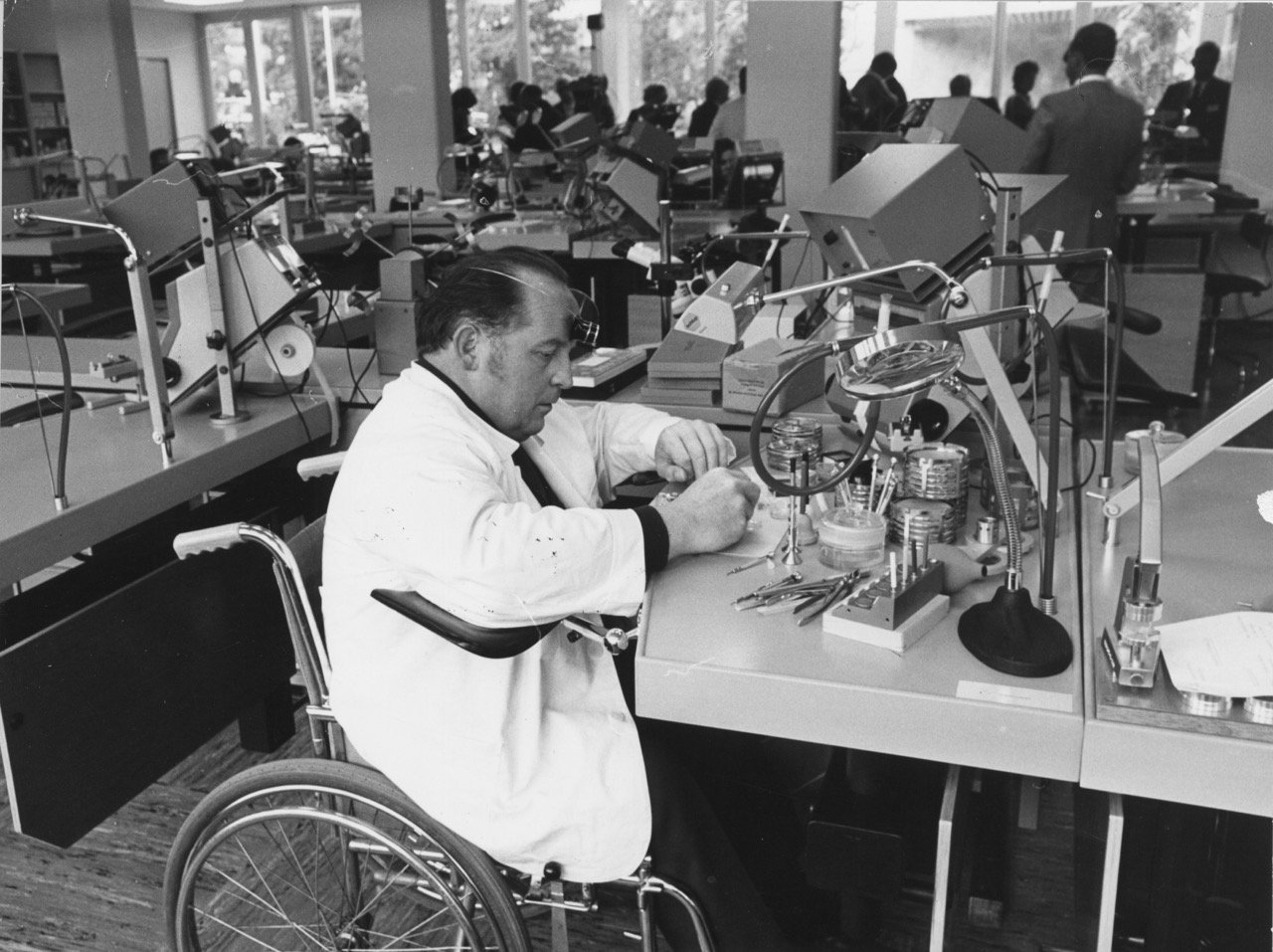 Un uomo con disabilità al lavoro. Fonte: Archivio sociale svizzero, Zurigo, Sozarch_F_5032-Fc-1323.