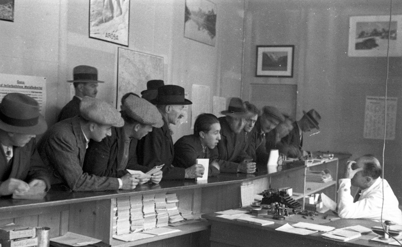 Ufficio del Lavoro della città di Zurigo (Flössergasse) 1931: Disoccupati in una coda. Fonte: Archivio sociale svizzero, Zurigo, F 5092-Na-001.