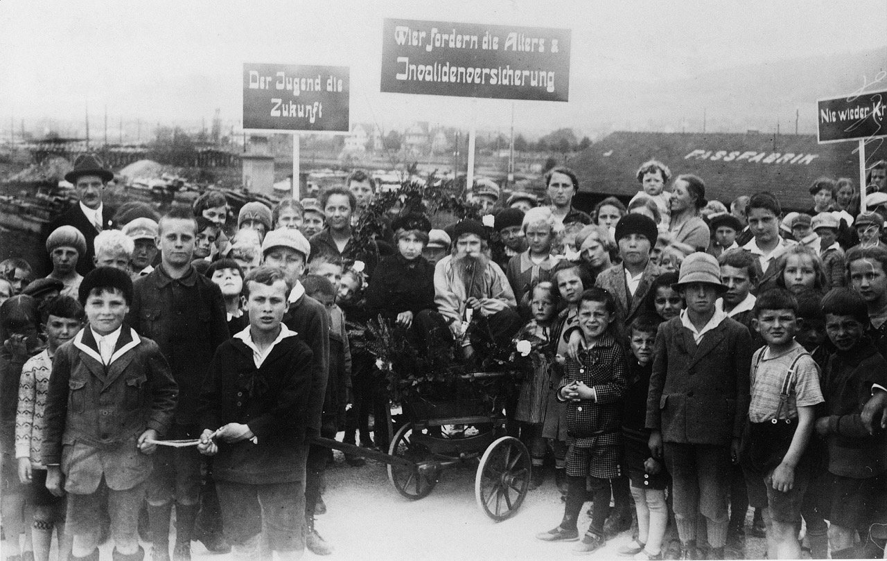 «Wir fordern Alters- und Invalidenversicherung»: 1 May procession in Schlieren, presumably 1927. Source: Swiss Social Archive, Zurich.