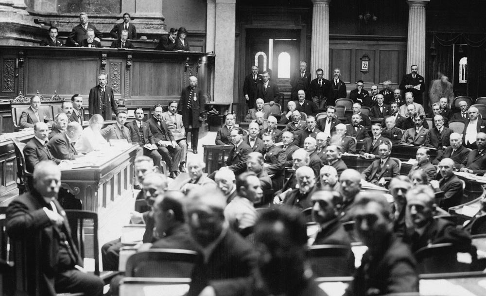 Conferenza internazionale sulla protezione dei lavoratori, dal 15 al 25 settembre 1913 nella sala del Consiglio nazionale a Berna. Archivi sociali svizzeri, Zurigo.