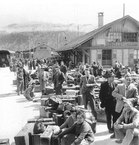 Lavoratori immigrati italiani alla stazione di Briga, anni 1950, fotografia di Hermann Freytag. Ernst Halter (Hg.), Das Jahrhundert der Italiener, Zürich 2003, Copyright Ringier Dokumentation.