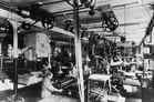 Interno di una fabbrica, probabilmente una tipografia. Ca 1900-1920. Archivi sociali svizzeri, Zurigo.